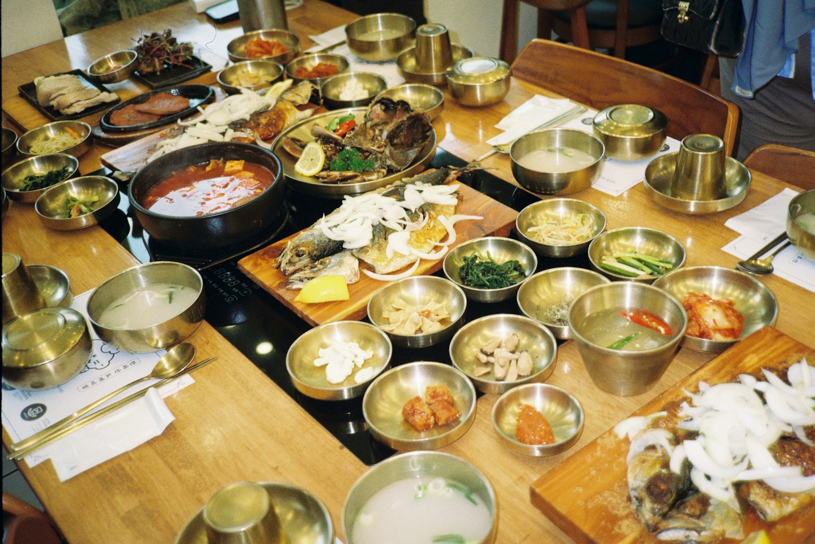 음식과 반찬이 함께 차려진 한식 상차림 예시